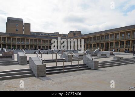 Menschen entspannen sich auf dem Stadtplatz um die Stückhalle in halifax West yorkshire Stockfoto