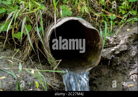 Ebene Sicht in eine Ablauffliese mit niedrigem Durchfluss. Stockfoto