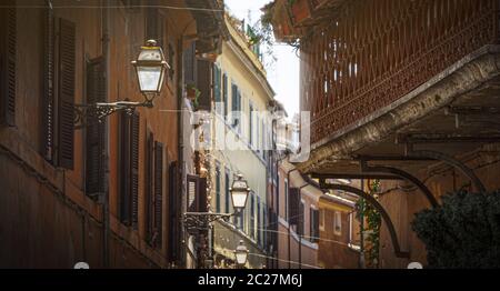 Blick auf eine Gasse von Trastevere in Rom mit antiken Gebäuden Stockfoto