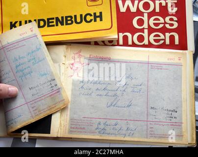 03. Juni 2020, Sachsen, Leipzig: Das Maskottchen des DDR-Tankstellennetzes Minol, die Minol-Pirol, ist auf einem Eintrag in einem Kunden- oder Beschwerdebuch einer DDR-Tankstelle aus dem Jahr 1966 abgebildet. Das Kundenbuch ist eine der Raritäten, die der studierte Ökonom und langjährige Mitarbeiter von Minol, Olaf Wagner, gesammelt hat. Die Minol-Pirol flackerte vor 60 Jahren erstmals im DDR-Fernsehen als Werbefigur für das Tankstellennetz über den Bildschirm. (An dpa '60 Jahre Minol-Pirol - vom Werbestar der DDR zum Sammlerstück') Foto: Waltraud Grubitzsch/dpa-Zentral Stockfoto