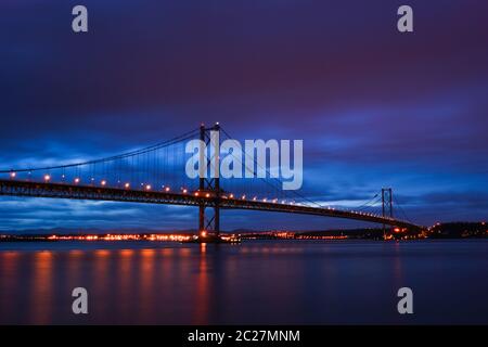 Forth Road Bridge bei Nacht Stockfoto