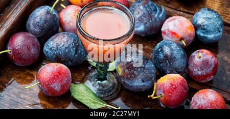 Slivovitsa - pflaumenschnaps. Slivyanka, starke alkoholische Getränk von reife Pflaumen gemacht Stockfoto