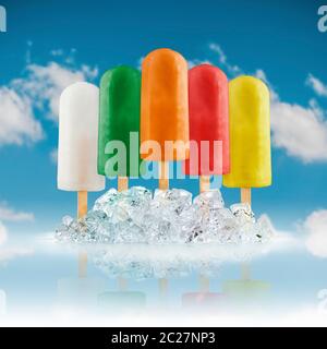 Vielfalt der Früchte popsicle on Ice Cube mit Himmel Hintergrund Stockfoto