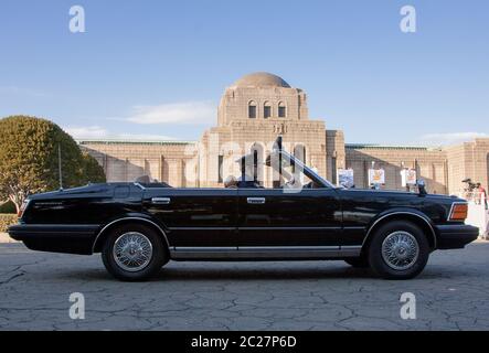 Ein alter japanischer Polizeiwagen oder Streifenwagen vor der Meiji Memorial Picture Gallery in Shibuya, Tokio, Japan. Stockfoto