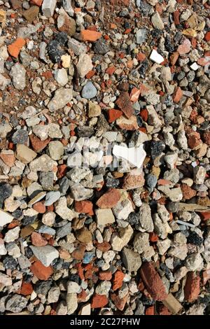 Recycelt Haus Abriss Schutt, die als Basis für einen Parkplatz verwendet wurde. Es könnte als Hintergrund verwendet werden. Enthält zerquetscht Ziegel, Beton und Stockfoto