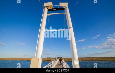 Tavira, Portugal - 14. Oktober 2018: Insel Tavira Fußgängerzone Zugbrücke, gebaut von Land zu Barril Strand, Algarve, Portugal zugreifen Stockfoto