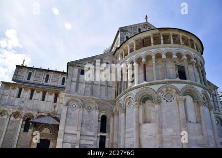Der Dom Santa Maria Assunta beim schiefe Turm von Pisa in Italien Stockfoto