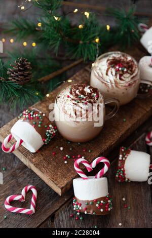 Heiße Schokolade mit Sahne und Marshmallows Stockfoto