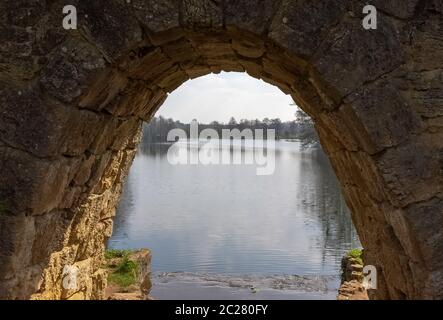 Blick auf den Eleven Acre Lake in Stowe, Buckinghamshire, Großbritannien Stockfoto