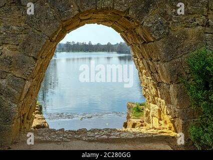 Blick auf den Eleven Acre Lake in Stowe, Buckinghamshire, Großbritannien Stockfoto