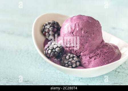 Schüssel mit Black lavendel Eis Stockfoto