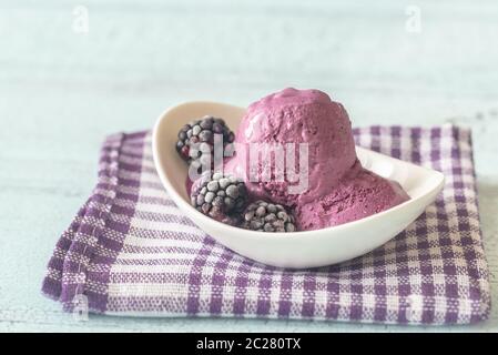 Schüssel mit Black lavendel Eis Stockfoto