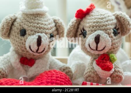 Valentinstag Schatz trägt niedliche Teddy mit Herz und rote rose Stockfoto