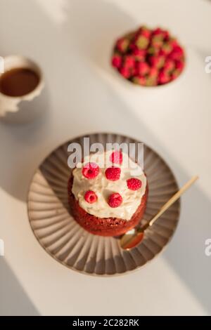 Leckere Muffins mit Beeren auf Stand auf weißem Hintergrund Stockfoto
