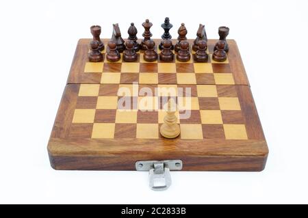 Ein Pocket Holzchessboard mit Schachfiguren auf weißem Hintergrund Stockfoto