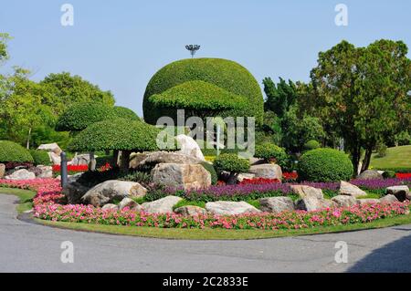 Ein sehr gepflegter Park mit schönen Pflanzen und Blumen Stockfoto