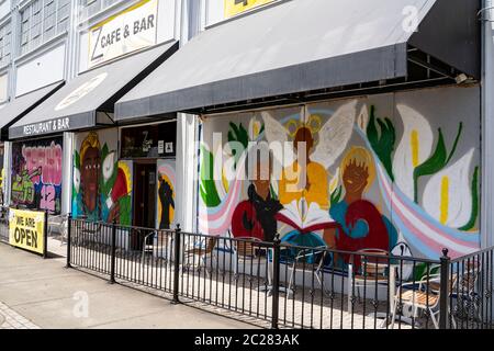 Oakland, CA Protestkunst auf vernagelten Gebäuden in der Innenstadt Stockfoto