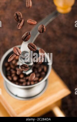 Kaffeetropfen mit manuellem Vintage-Kaffeemühle Stockfoto