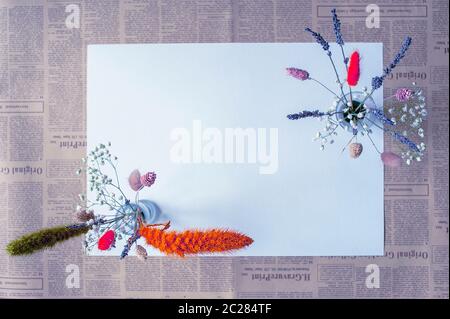 Foto von getrockneten Blumensträußen mit Lavendel in lila Tönen auf einem Vintage-Hintergrund Stockfoto