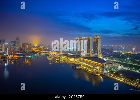 Blick auf Singapur Skyline bei Nacht Stockfoto