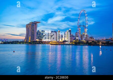 Skyline von Singapur bei Dämmerung mit Blick auf Marina Bay Stockfoto