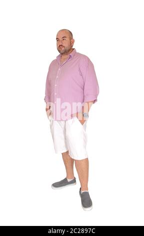 Ein alter Mann im weißen Shorts und gestreiften Hemd stehen mit den Händen in seiner Tasche in die Kamera schaut, auf weißem Hintergrund Stockfoto