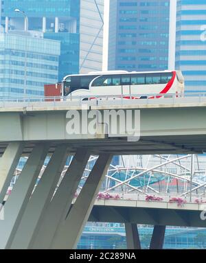 Überführung mit dem Bus, Singapur Stockfoto