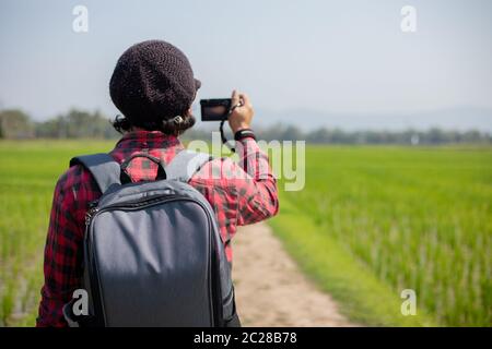 Asian Mann Tourist ist mit einer Kamera für die Aufnahme von Bildern von Landschaft und Berg.Relax Zeit auf Urlaub Konzept Reise Stockfoto