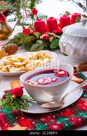 Barszcz (rote Beetwurzelsuppe) mit kleiner Pierogi Stockfoto