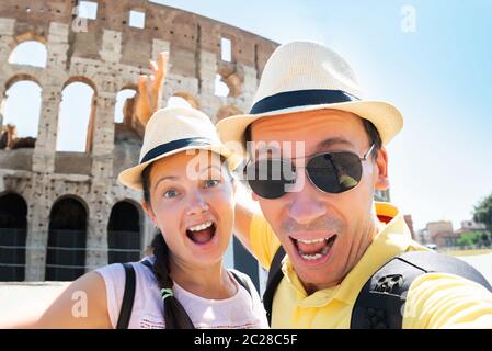 Paar unter Selfie Vor dem Kolosseum, Rom, Italien Stockfoto