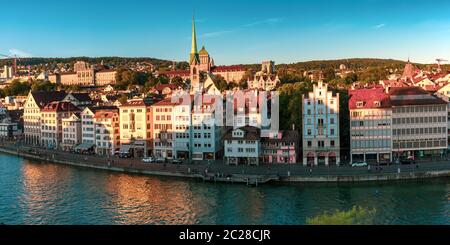 Luftaufnahme der Altstadt und des Flusses Limmat bei Sonnenuntergang in Zürich, der grössten Stadt der Schweiz Stockfoto
