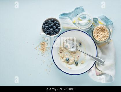 Essen porridge Haferflocken mit Obst, Früchte und Honig. Konzept der gesunden Frühstück, Wohlbefinden, gesunde Ernährung, Diät und Gewichtsverlust Stockfoto
