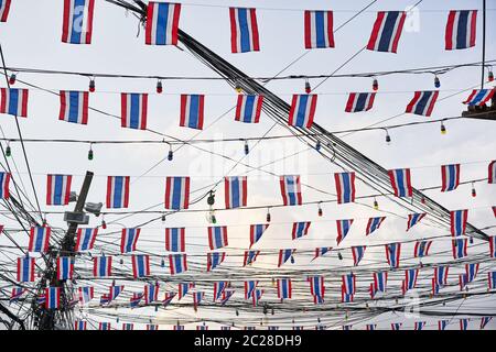 Flatternde Thai-Flaggen gegen blauen Himmel Stockfoto