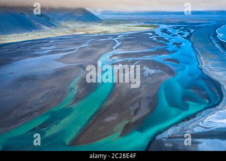 Antenne drone Ansicht eines riesigen Flussbett und Delta, Glacial River system Einlagen Beförderung vom Gletscher Vatnajökull, Island Stockfoto