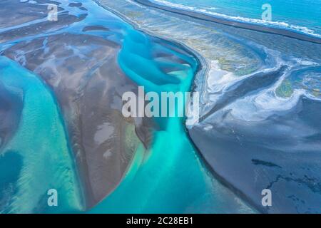 Antenne drone Ansicht eines riesigen Flussbett und Delta, Glacial River system Einlagen Beförderung vom Gletscher Vatnajökull, Island Stockfoto