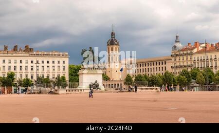 Lyon, Frankreich, der Place Bellecour im Stadtzentrum, mit der Reiterstatue von Louis XIV Stockfoto