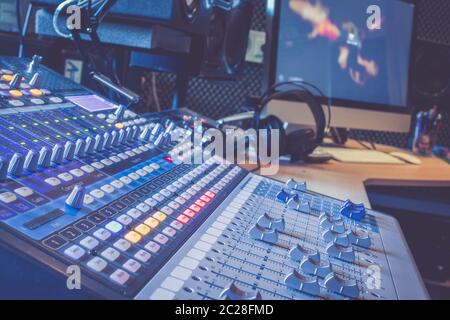 Tonaufnahme Studio Mischpult: Professionelle Musikproduktion, Ausrüstung im verschwommenen Hintergrund Stockfoto
