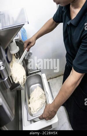 Die gelato Eis mit modernen professionellen Ausrüstung Vorbereitung Detail in der Küche Innenraum Stockfoto