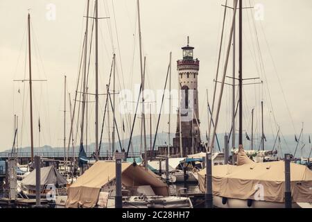 Hafeneinfahrt Lindau mit Yachthafen, wolkenfreiem Himmel, Bodensee Stockfoto