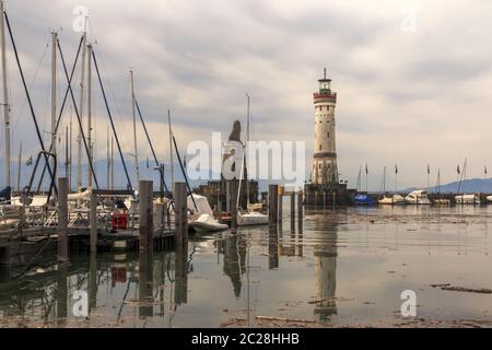 Hafeneinfahrt Lindau mit Yachthafen, wolkenfreiem Himmel, Bodensee Stockfoto