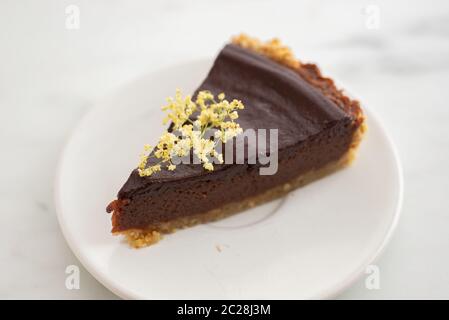 Süße hausgemachte Schokolade Holunderblüten Kuchen Stockfoto