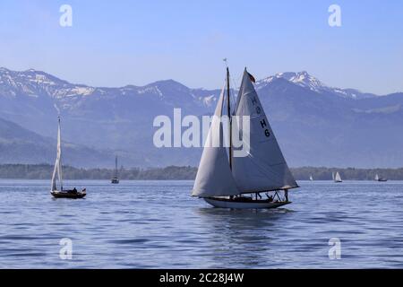 Weiße Segel und Schnee auf den Gipfeln, Bodensee, Landschaft im Mai Stockfoto