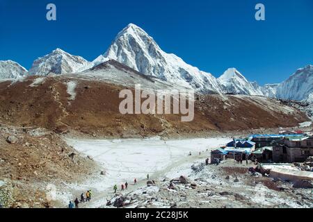 Blick auf den Mount Pumori von Gorak Shep, Everest Base Camp trek, Nepal gesehen Stockfoto