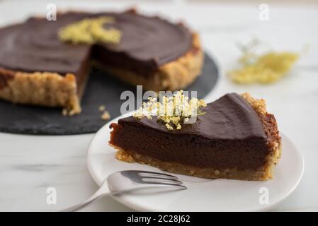 Süße hausgemachte Schokolade Holunderblüten Kuchen Stockfoto