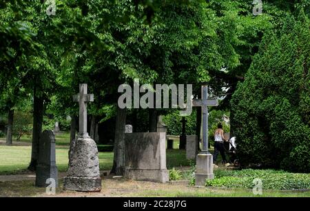 Berlin, Deutschland. Juni 2020. Der 1748 erbaute Friedhof für Invaliden ist ein Zeugnis der preußischen und deutschen Militärgeschichte und der Befreiungskriege. Hier fanden auch Zivilisten ihre letzte Ruhestätte. Es wurde 1950 geschlossen. Aufgrund der historischen und kulturellen Bedeutung des gesamten Komplexes und einzelner Grabdenkmäler ist der Invalidenfriedhof als Gartendenkmal gelistet. Quelle: Jens Kalaene/dpa-Zentralbild/ZB/dpa/Alamy Live News Stockfoto