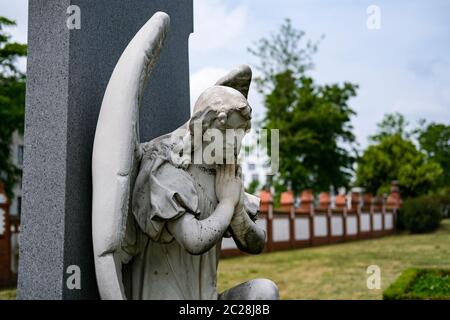 Berlin, Deutschland. Juni 2020. Der 1748 erbaute Friedhof für Invaliden ist ein Zeugnis der preußischen und deutschen Militärgeschichte und der Befreiungskriege. Hier fanden auch Zivilisten ihre letzte Ruhestätte. Es wurde 1950 geschlossen. Aufgrund der historischen und kulturellen Bedeutung des gesamten Komplexes und einzelner Grabdenkmäler ist der Invalidenfriedhof als Gartendenkmal gelistet. Quelle: Jens Kalaene/dpa-Zentralbild/ZB/dpa/Alamy Live News Stockfoto