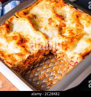 Rustikales würziges Lasagne mit Basilikum auf der Zinn. Stockfoto