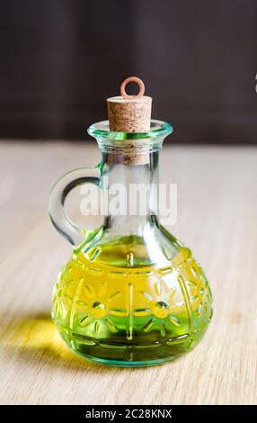 Kleine Flasche Olivenöl mit Korkstopfen Stockfoto