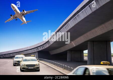 Taxi auf dem Weg zum Flughafen Stockfoto