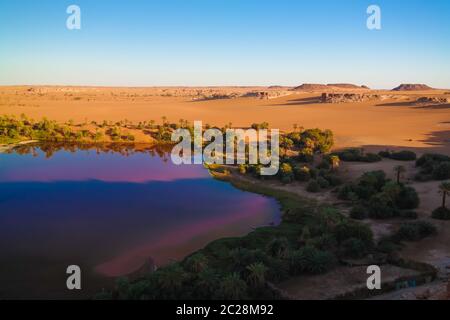 Sonnenuntergang Luftaufnahme Panoramablick auf den See von Yoa Gruppe von Ounianga kebir Seen in der Ennedi, Tschad Stockfoto